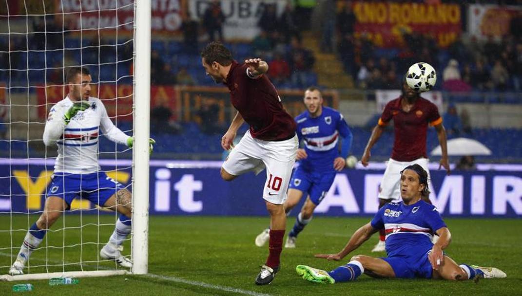 Ancora Totti vicino al gol. Action Images